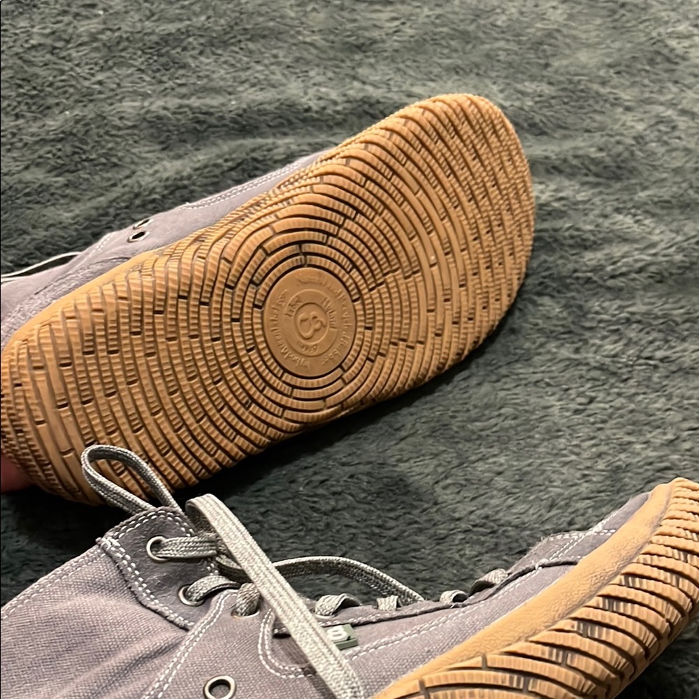 Stylish Gray High-Top Sneakers with Brown Soles - Picture 4 of 10